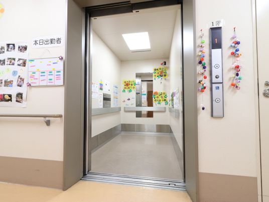 明るい通路と掲示物