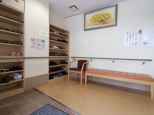 エントランスの靴棚とベンチ