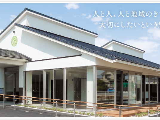 白い建物の外観  