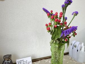 花が飾られたロビー  