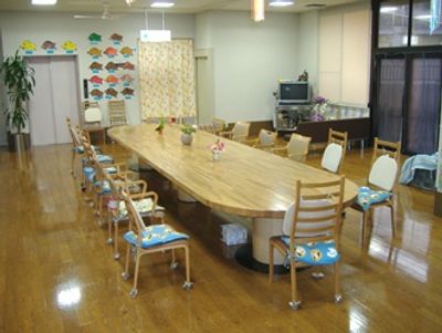 広々とした明るい食堂