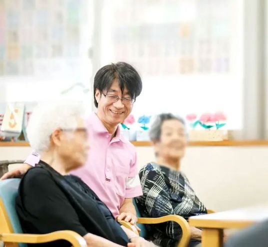 明るいラウンジの様子