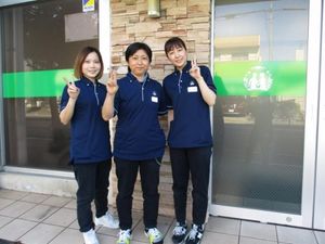 スタッフが並ぶ外観  