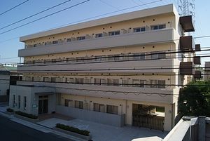 四階建ての建物外観