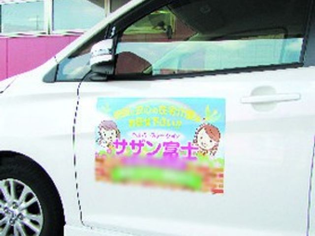 側面のフロントドア フロント 色鮮やかな装飾が施された車の横に立つと、暖かい気持ちになります。車両の表示を確認しながら、施設のサービス向上を目指すことができます。
