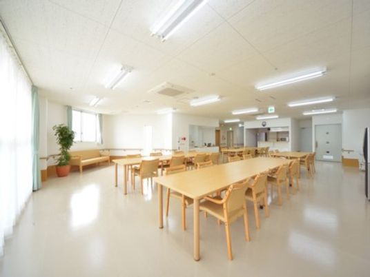 広々とした明るいダイニング