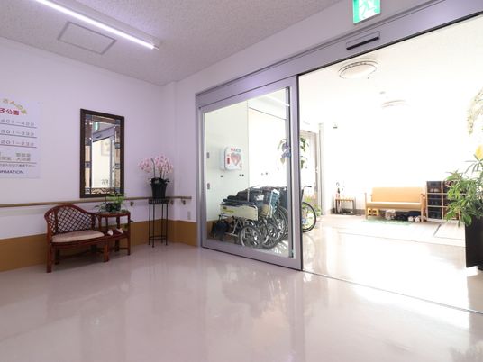 明るいエントランス空間