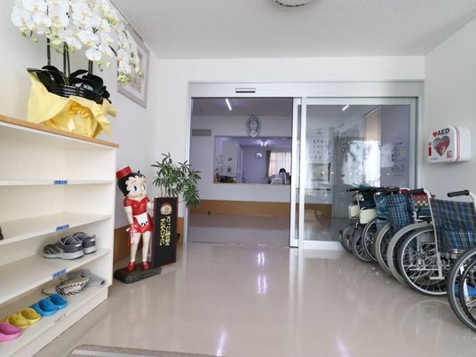 明るいエントランスの様子