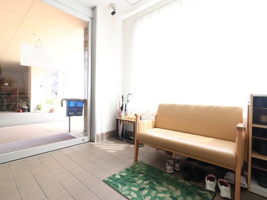 明るいエントランスの一角