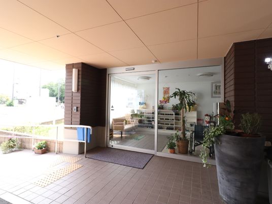 エントランス正面の光景