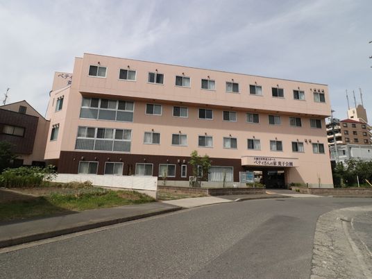 ピンク色の外壁の建物