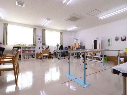 明るいリハビリ室