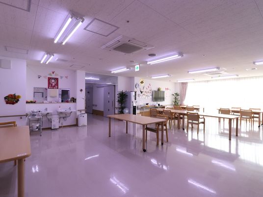 広々とした明るい食堂