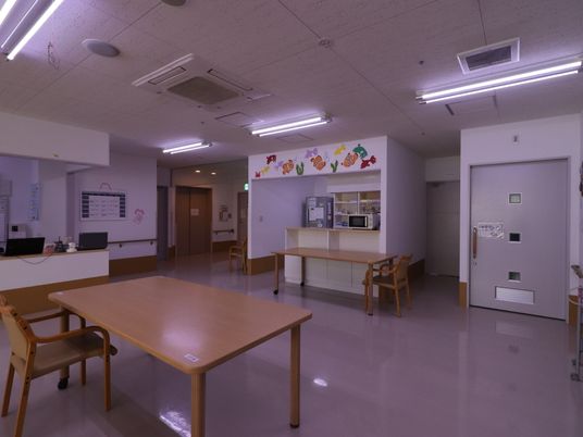 カラフルな壁画の多目的室