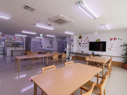 明るい食堂の様子