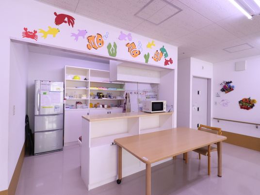 カラフルな壁飾りのダイニング