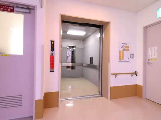 廊下とエレベーター