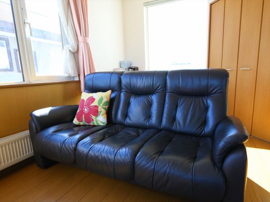 明るい居室のソファ