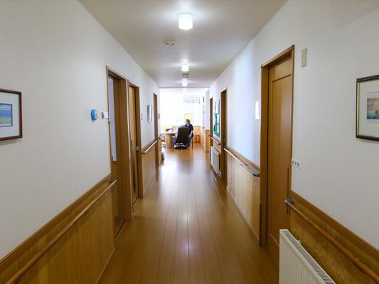 木目調の温かい廊下