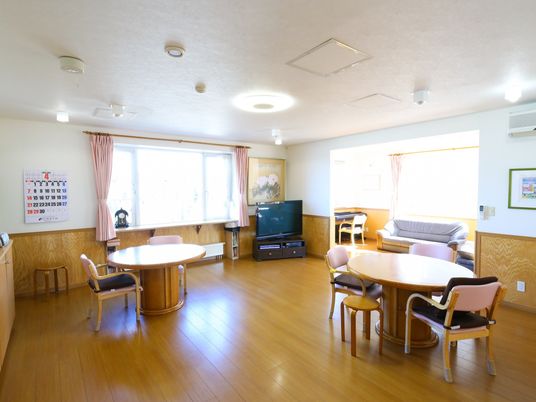 共有スペースの明るい部屋