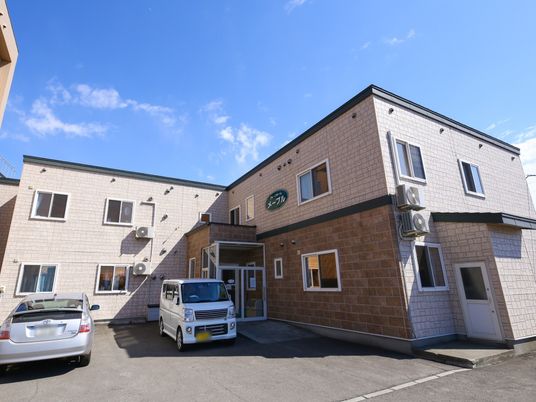 晴れた日の建物外観