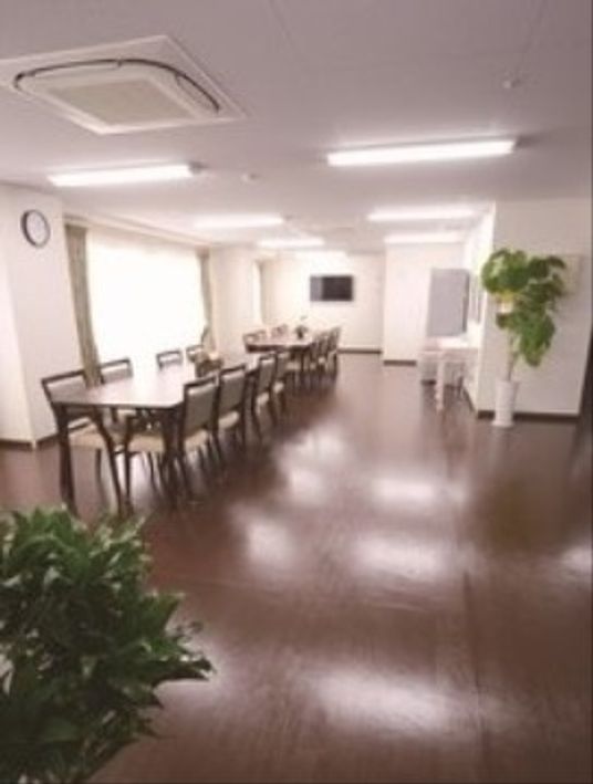 広々とした明るい食堂