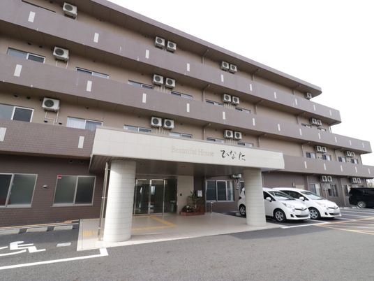 多階層の建物のエントランス