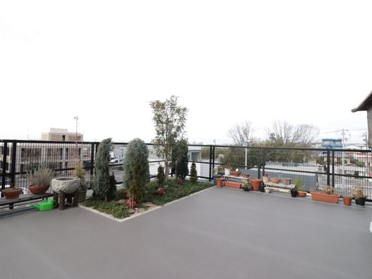 広々とした屋外テラス