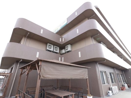 茶色の建物外観