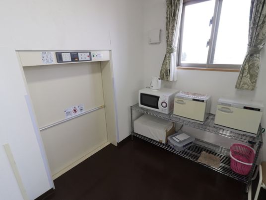 居室内の備品整理エリア