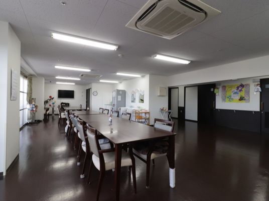 広々とした明るい食堂