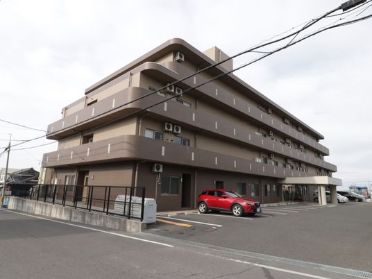 茶色の建物全景