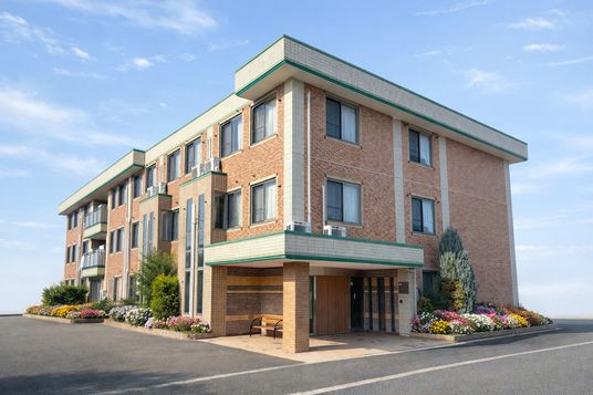 花に囲まれた建物外観