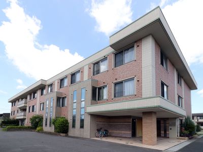 明朗な建物の外観