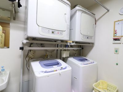洗濯機が並ぶ室内環境