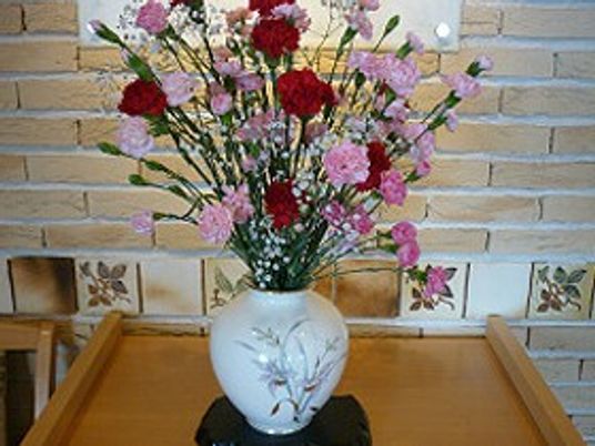 花瓶の花が置かれた棚