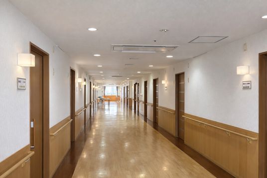 明るく広い廊下