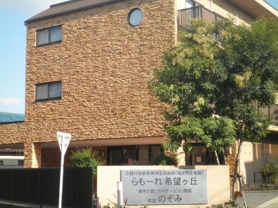 落ち着いた外観の建物