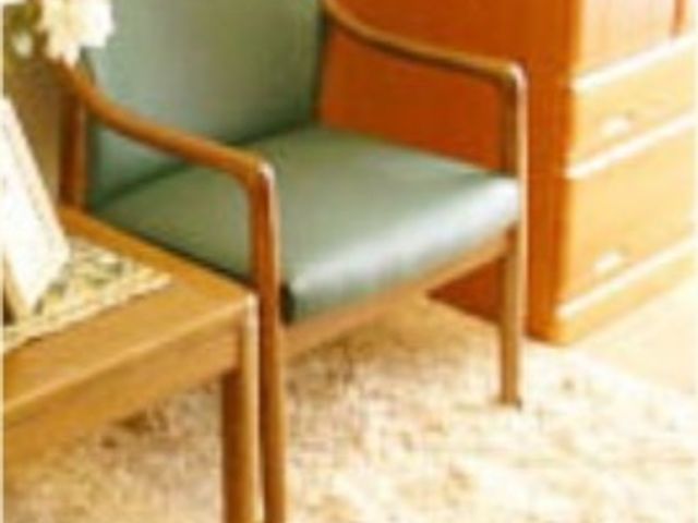 快適な居室の椅子 調度品 温もりを感じる木製の椅子が配置された居室です。ゆったりとした一時を過ごせる空間をご提供しております。