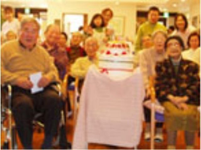 笑顔の集まりイベント レクリエーション 笑顔あふれる温かい雰囲気のラウンジで、居住者様が楽しい一時を過ごされています。日々の生活に彩りを加える豊かなコミュニティスペースです。