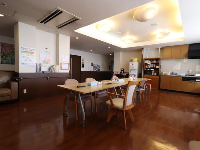 ダイニングの居心地の良い空間 リビング ゆったりとした椅子が並ぶダイニングです。利用者の方々が食事や茶話に花を咲かせる和やかな場所となっています。