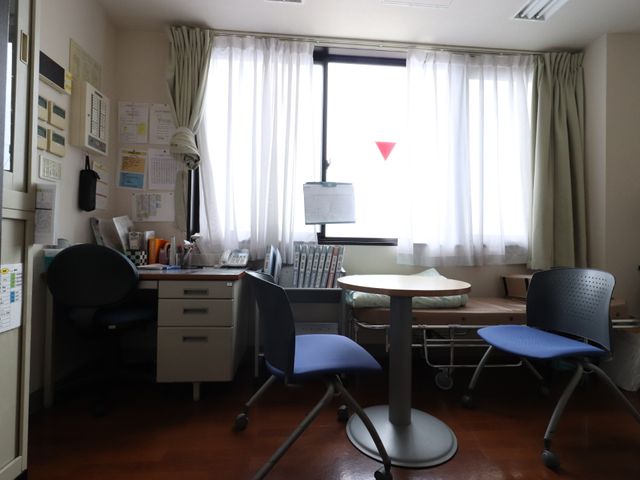 スタッフの作業室 医務室 落ち着いた雰囲気のあるスタッフ休憩スペースです。円卓と椅子が並び、休息と協議の場が整っています。