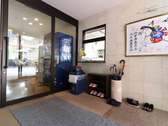 エントランスの明るい風景 エントランス 開放的なエントランスがお出迎えします。訪れる人々が心地よいくつろぎを感じられる場所です。