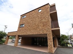 モダンな建物のエントランス