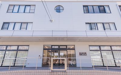 入り口のある建物外観