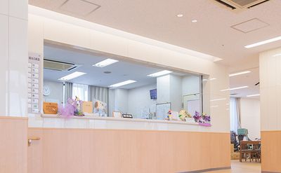 明るい受付カウンター
