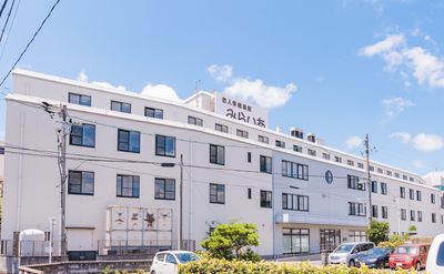 青空の下にある建物外観