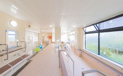 清潔で広々とした浴室