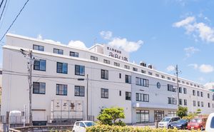 白い壁の建物外観