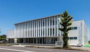 白い建物の外観